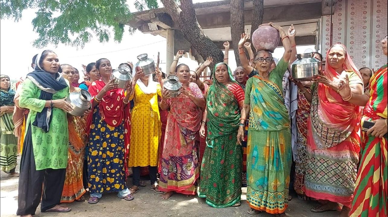 Bhavnagar; Madhuvan Society Water Ramayana, Women hit the road with water; Broke the floor