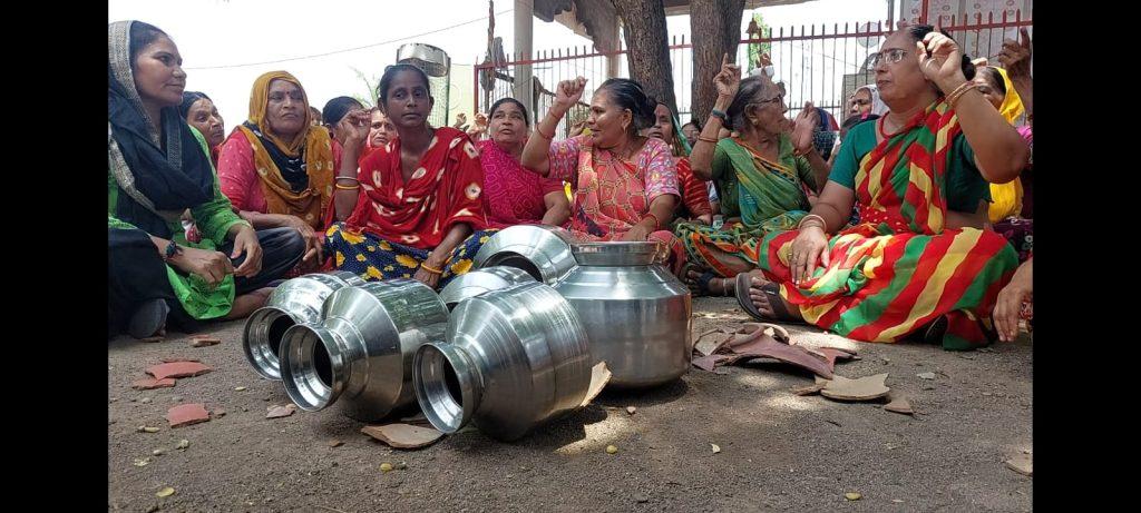 Bhavnagar; Madhuvan Society Water Ramayana, Women hit the road with water; Broke the floor