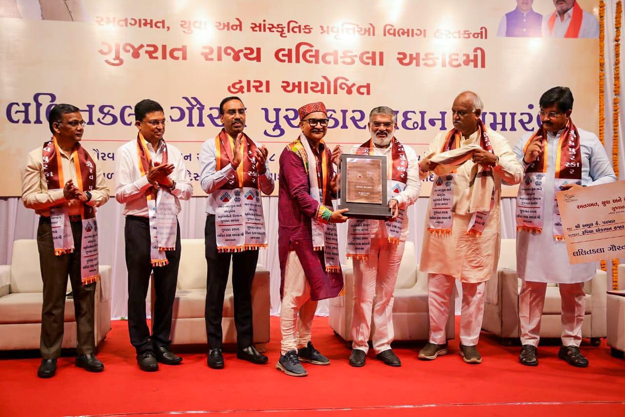 Amul Khodidas Parmar of Bhavnagar taking photography to Gujarat Gaurav Award