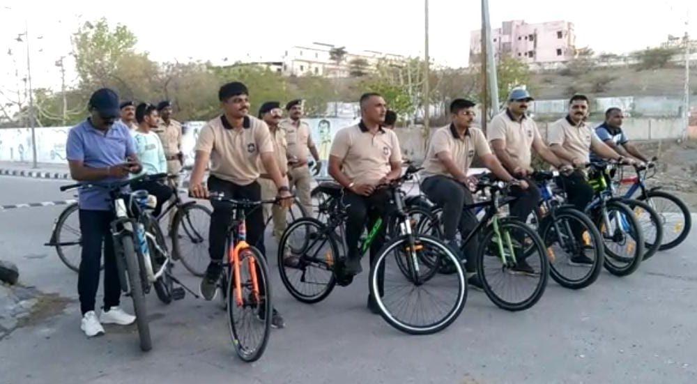 botad ; By cycling 11 km, the police provided protection to the pedestrians