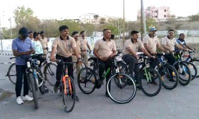 botad ; By cycling 11 km, the police provided protection to the pedestrians
