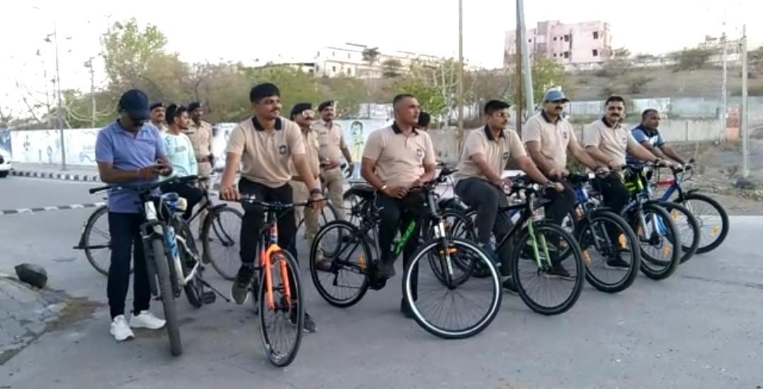 botad ; By cycling 11 km, the police provided protection to the pedestrians
