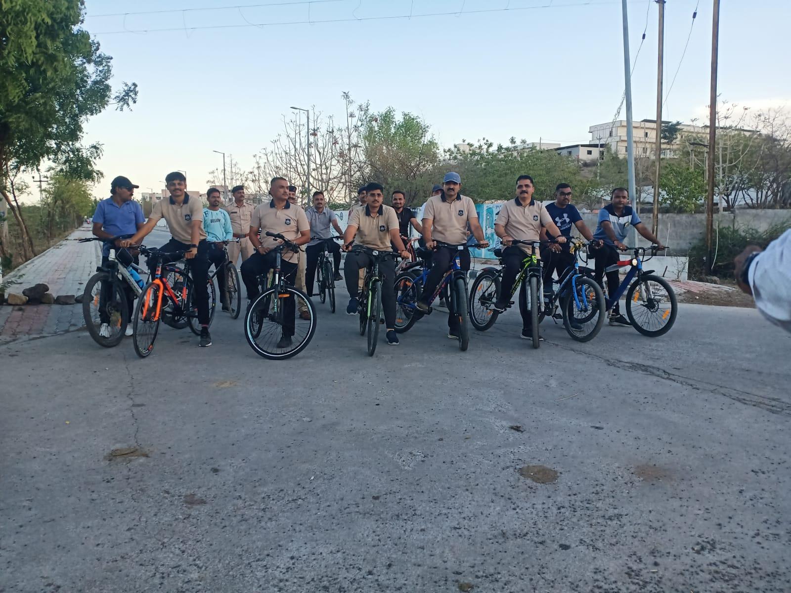 botad ; By cycling 11 km, the police provided protection to the pedestrians