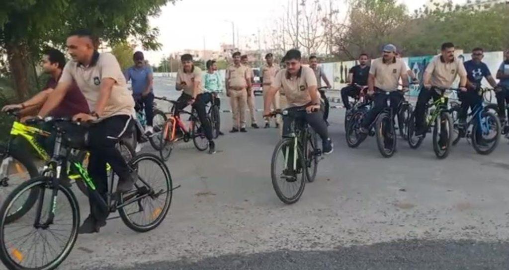 botad ; By cycling 11 km, the police provided protection to the pedestrians