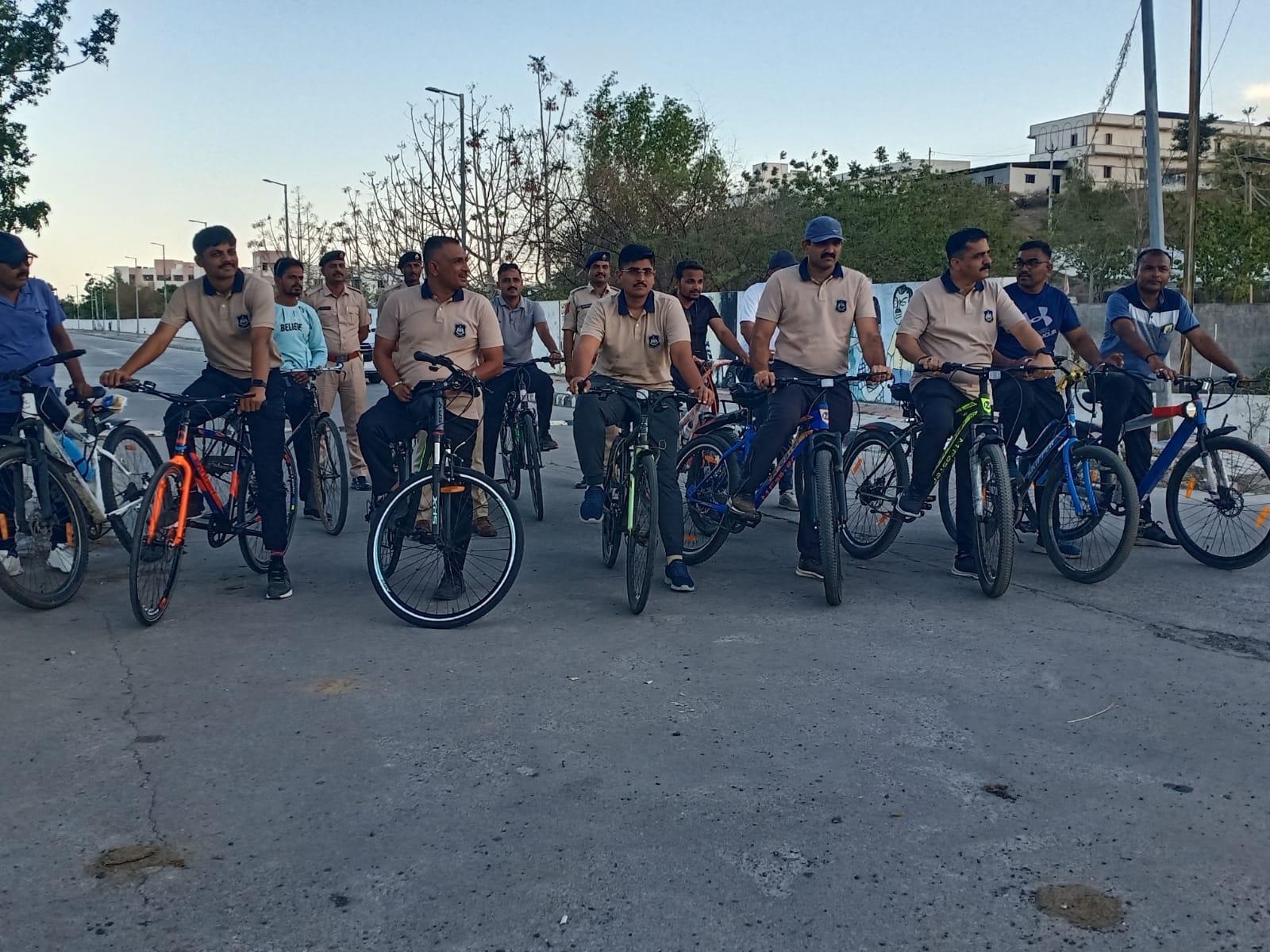 botad ; By cycling 11 km, the police provided protection to the pedestrians