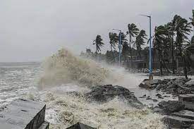 Monstrous form of storm started showing three days ago, high waves in Mumbai, IMD alert in Gujarat