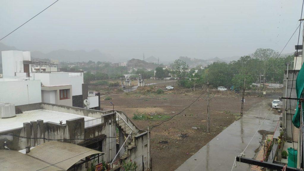 'Cloudy' ahead of Cyclone Biporjoy: Afternoon showers in Sihore with gusty winds