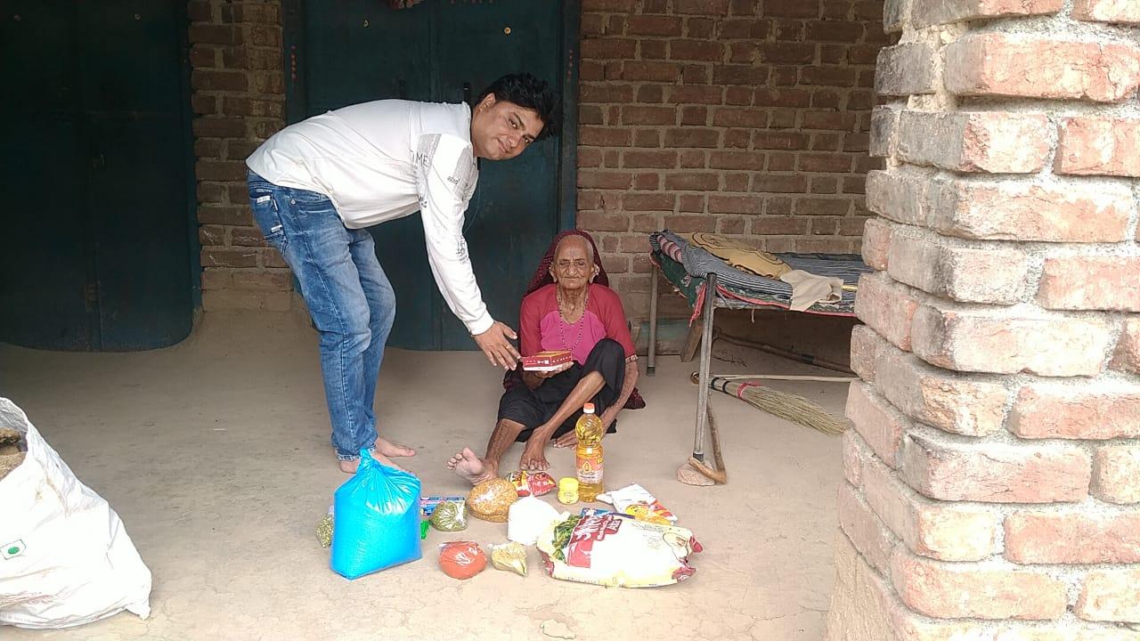 manish-ashra-a-young-man-from-sihore-celebrated-his-birthday-in-a-unique-way-by-distributing-food-kits-and-sweetmeats-to-needy-families