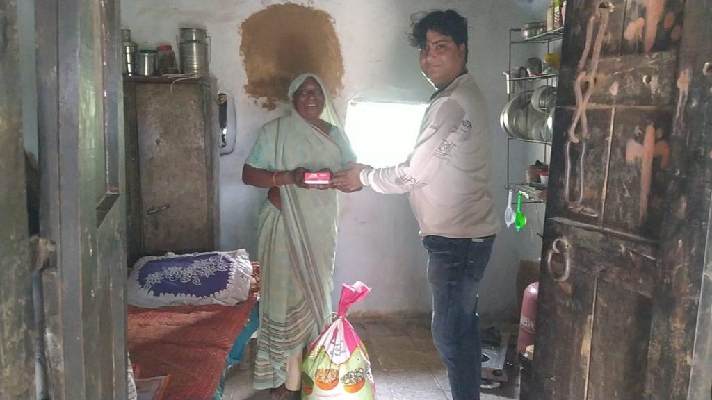 manish-ashra-a-young-man-from-sihore-celebrated-his-birthday-in-a-unique-way-by-distributing-food-kits-and-sweetmeats-to-needy-families