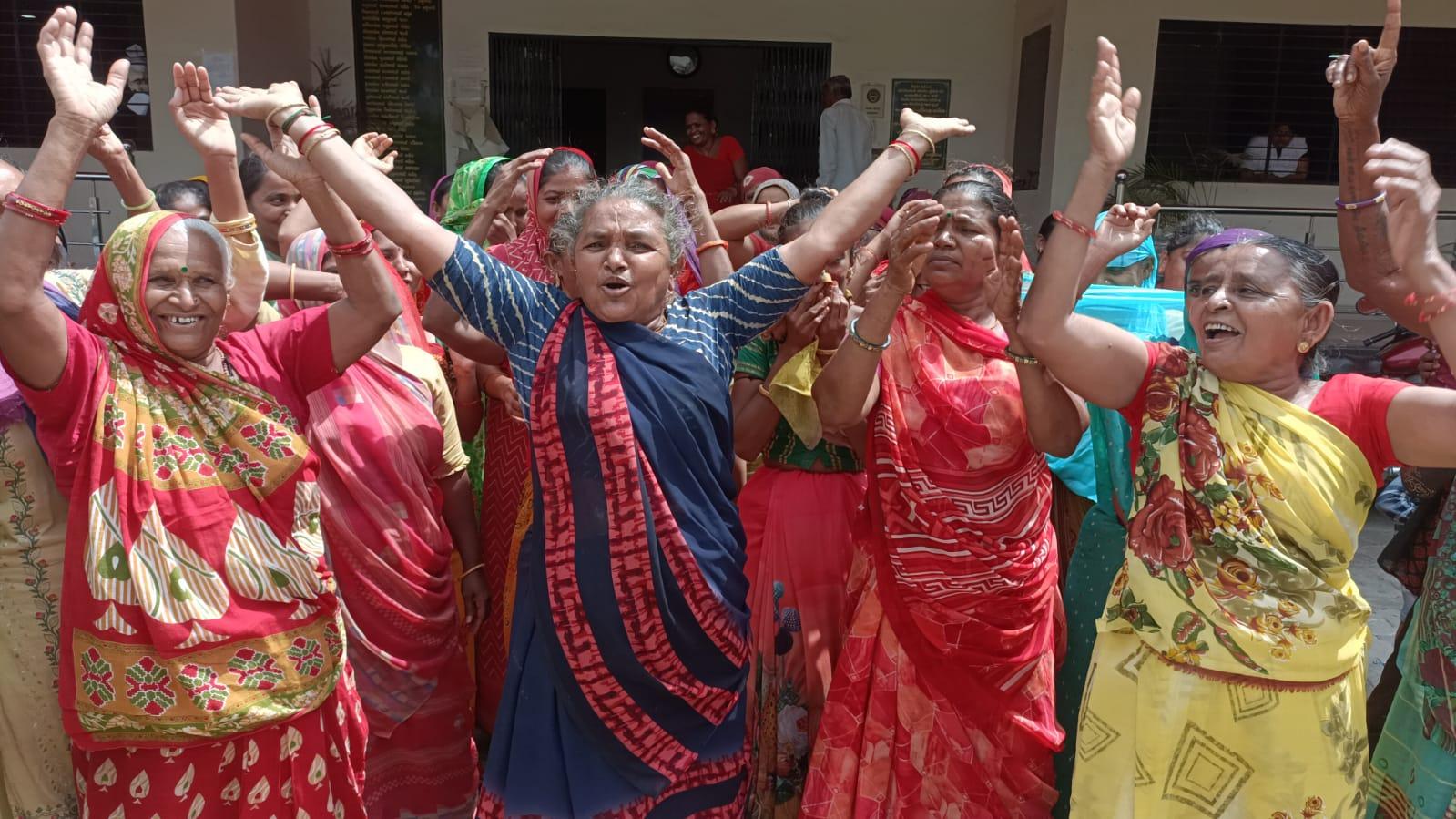 the-women-of-ward-no-9-of-sihore-made-a-fuss-for-water-when-the-municipality-reached-with-the-question-no-one-was-present