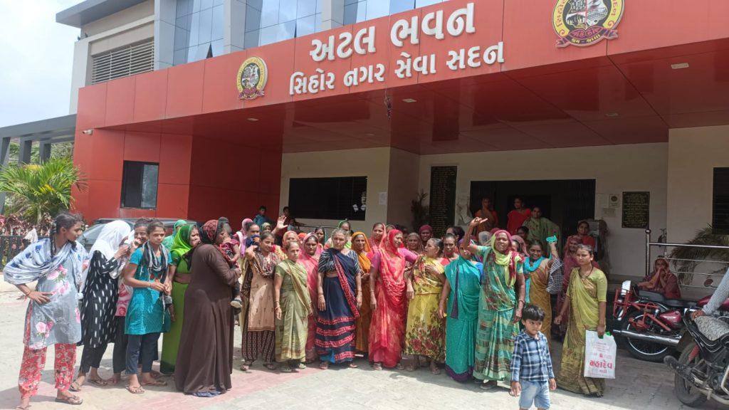 the-women-of-ward-no-9-of-sihore-made-a-fuss-for-water-when-the-municipality-reached-with-the-question-no-one-was-present
