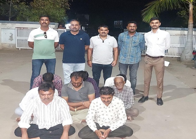 LCB raids gambling den in Sanosara village of Sihore, 8 arrested 1 absconding