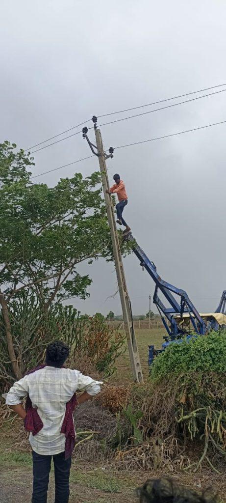 Salutations to your service; The electricians of Sehore PGVCL risked their lives to turn on the electricity