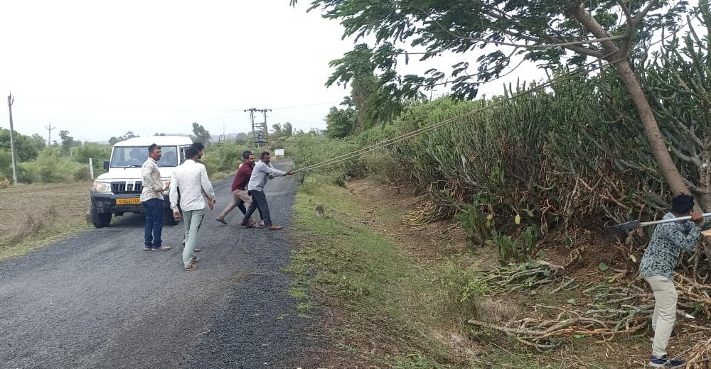 Salutations to your service; The electricians of Sehore PGVCL risked their lives to turn on the electricity