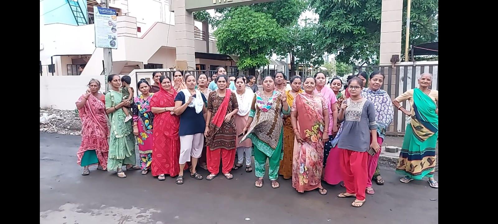 bhavnagar-municipal-servant-husbands-bully-with-women-who-complained-about-sewage-water