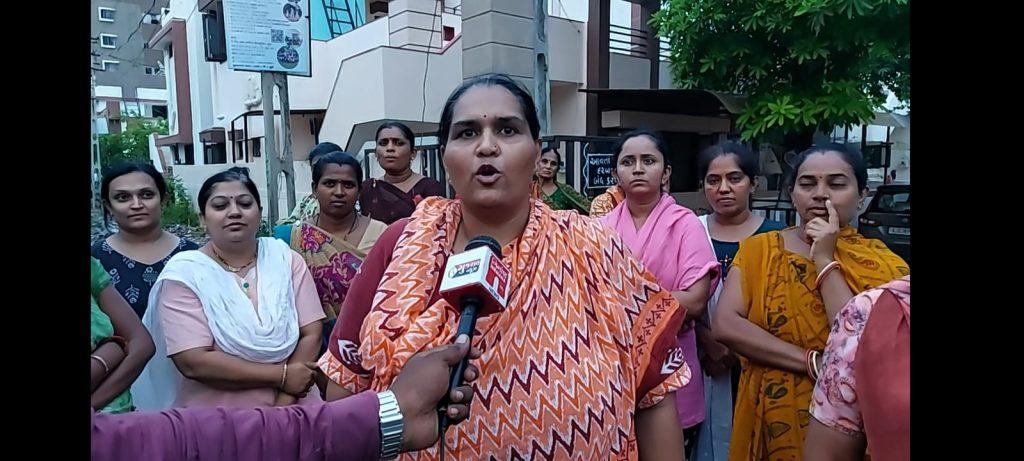 bhavnagar-municipal-servant-husbands-bully-with-women-who-complained-about-sewage-water