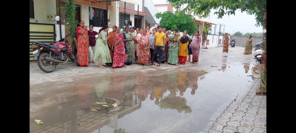 bhavnagar-municipal-servant-husbands-bully-with-women-who-complained-about-sewage-water