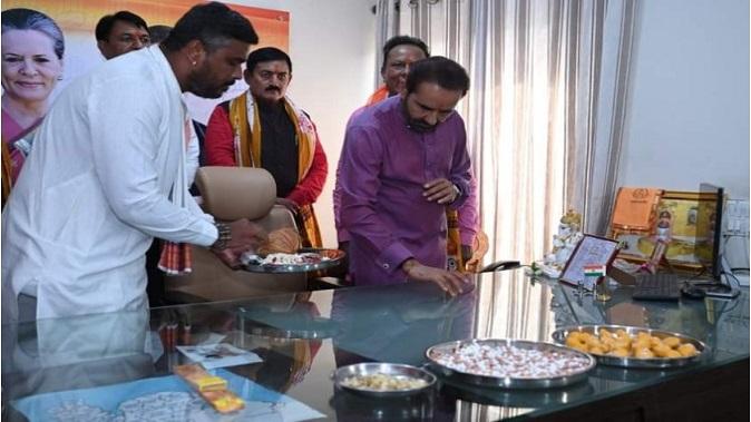 Tilak on the table, shrifal on the door: Gujarat Congress state president Shaktisinh took charge