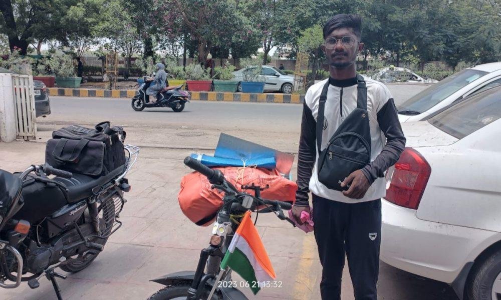 Bhavnagar; Narayan Seva Trust honors young Kedarnath cycle rider