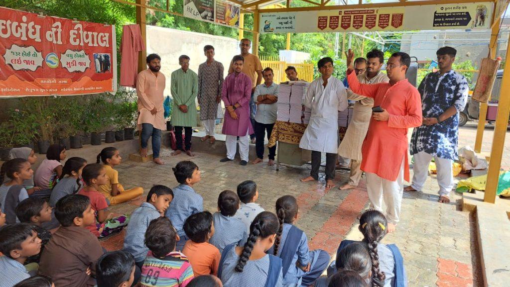 Palitana Shetrunjay Yuvka Mandal distributed books to 20 thousand children and made them happy.