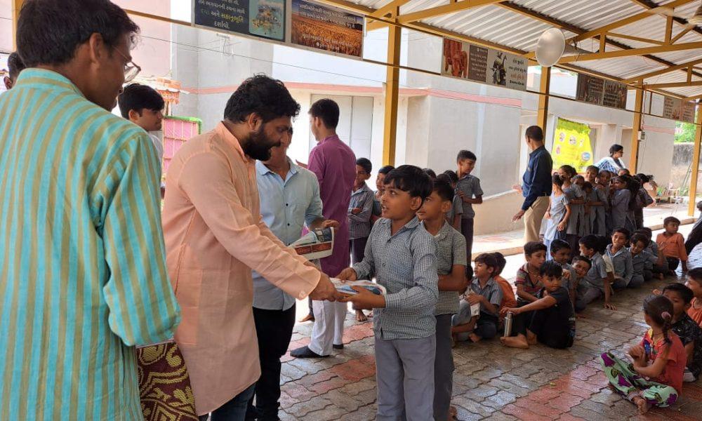 Palitana Shetrunjay Yuvka Mandal distributed books to 20 thousand children and made them happy.