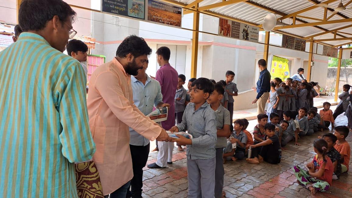 Palitana Shetrunjay Yuvka Mandal distributed books to 20 thousand children and made them happy.