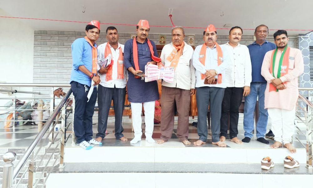 a-unique-initiative-bharatsinh-gohil-and-bharatbhai-mer-directly-reached-the-activists-house-took-food