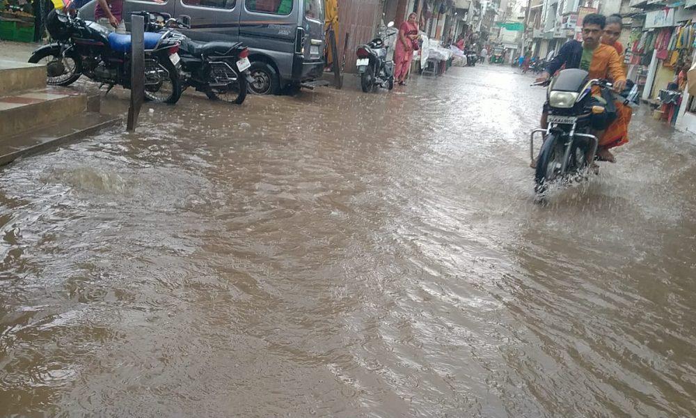 Heavy rains in Sihore city and taluk flooded the roads again, earthlings are in a happy mood