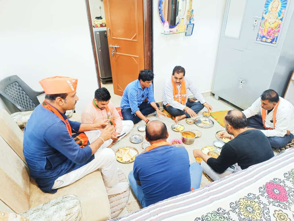 a-unique-initiative-bharatsinh-gohil-and-bharatbhai-mer-directly-reached-the-activists-house-took-food