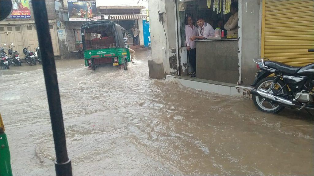 Heavy rains in Sihore city and taluk flooded the roads again, earthlings are in a happy mood