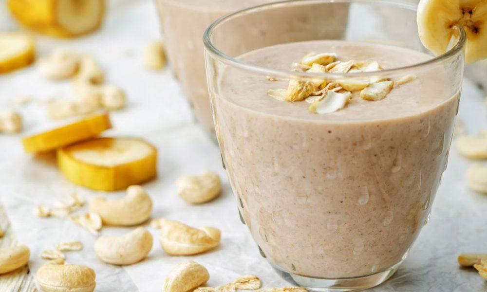 Start the day with a walnut and banana smoothie, stay healthy and energetic