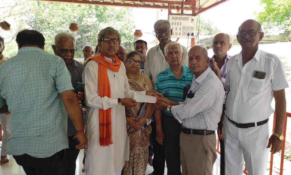 the-family-donated-6-lakhs-according-to-the-bequest-made-by-late-kapilaben-pandya-of-sihore