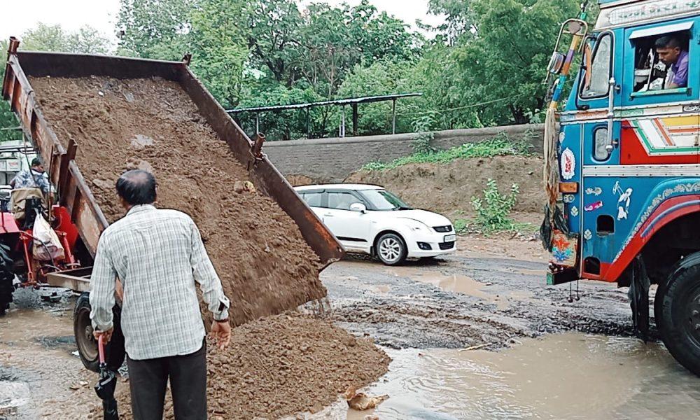 conch-impact-digging-of-potholes-started-on-the-roads-of-sihore-the-municipality-undertook-the-work