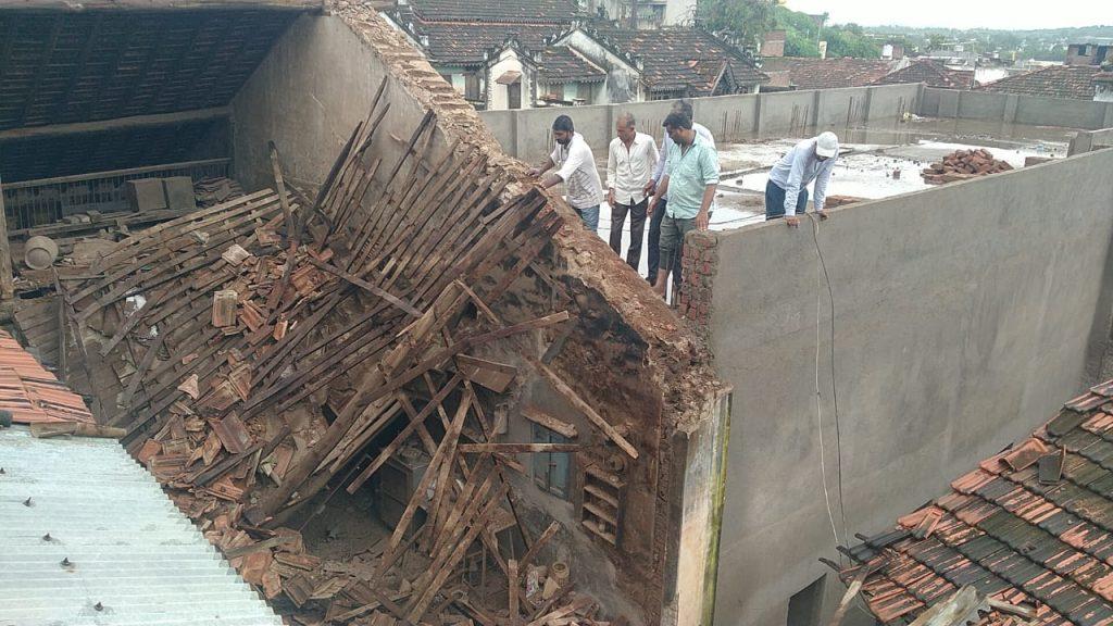 A dilapidated building collapsed in the Sihor Matileshwar slope; Fortunately, there were no casualties