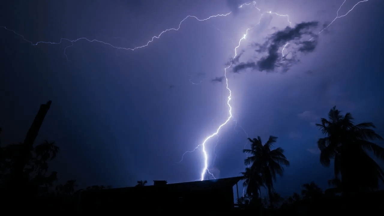 Meghraja arrives in Ahmedabad with lightning from morning, Sutrapada receives 22 inches of rain in 1 day