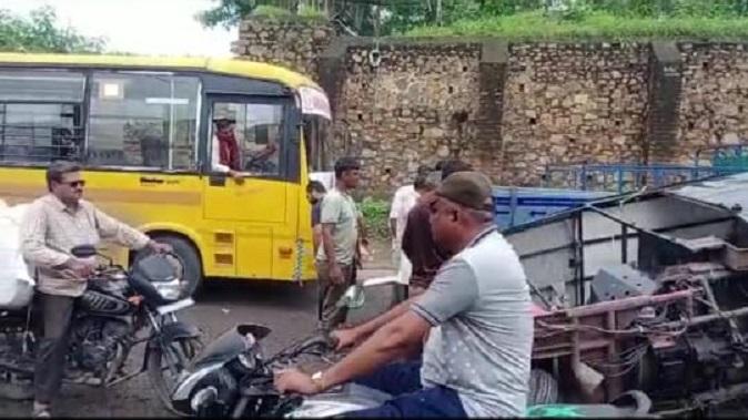 The road near Tana Chowkdi in Sihore broke down and the rickshaw overturned in the pit of death.