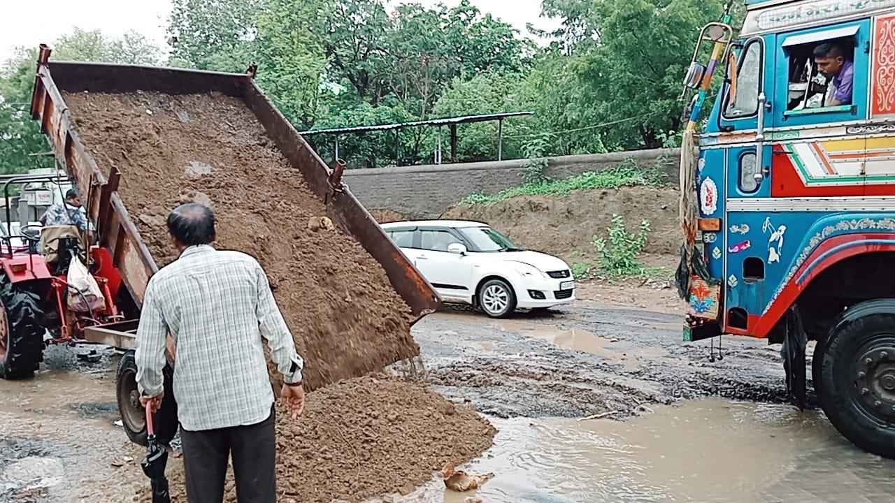 conch-impact-digging-of-potholes-started-on-the-roads-of-sihore-the-municipality-undertook-the-work