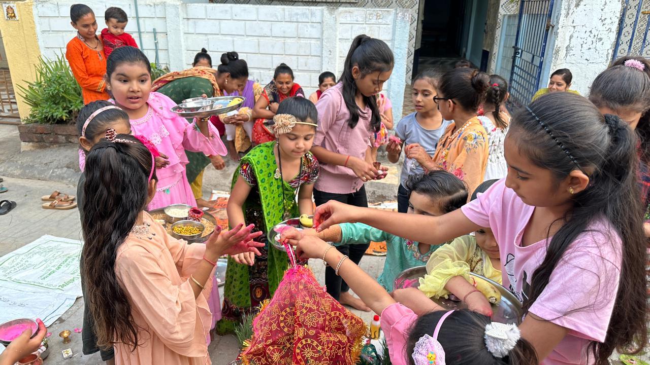 Devotees flocked to see; On the occasion of Gurupurnima, devotees flocked to the famous Gautameshwar temple in Sehore.