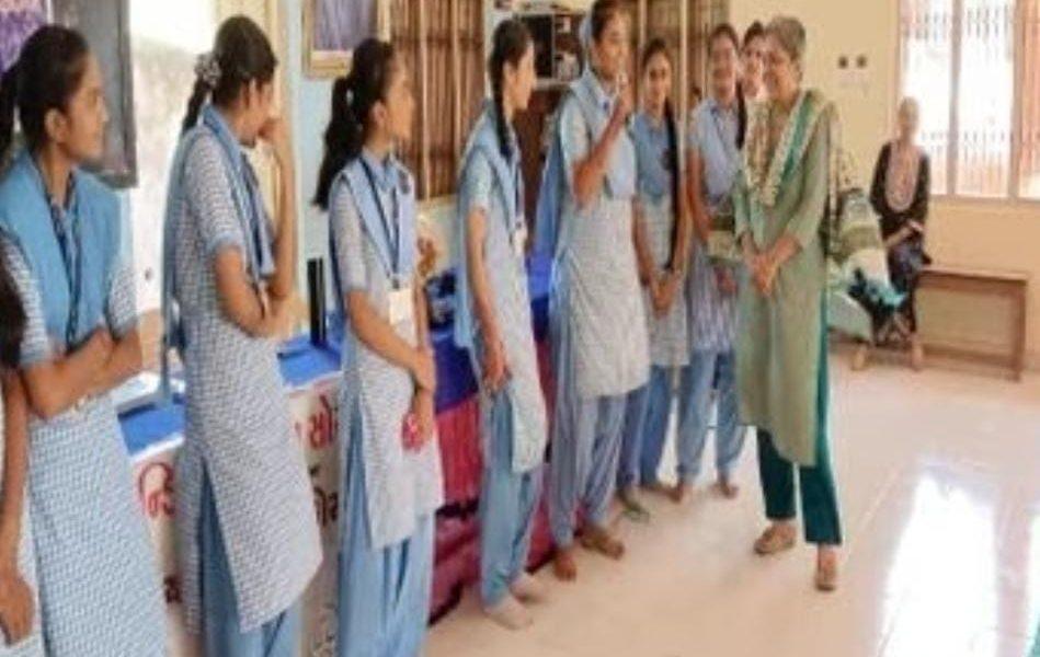 A meeting of mothers and girls in Sihore provided guidance on various issues of adolescence