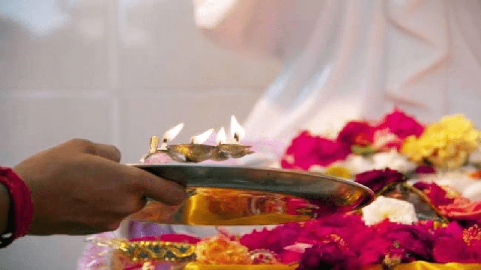 Why worshiping with the right hand is considered auspicious, know the religious reason