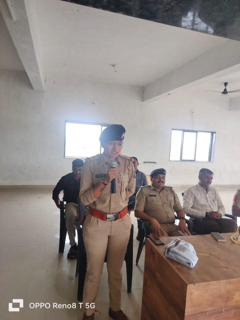 Vallabhipur Police Station team conducted a seminar with students of Vallabhi Vidyapeeth School