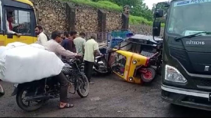 The road near Tana Chowkdi in Sihore broke down and the rickshaw overturned in the pit of death.