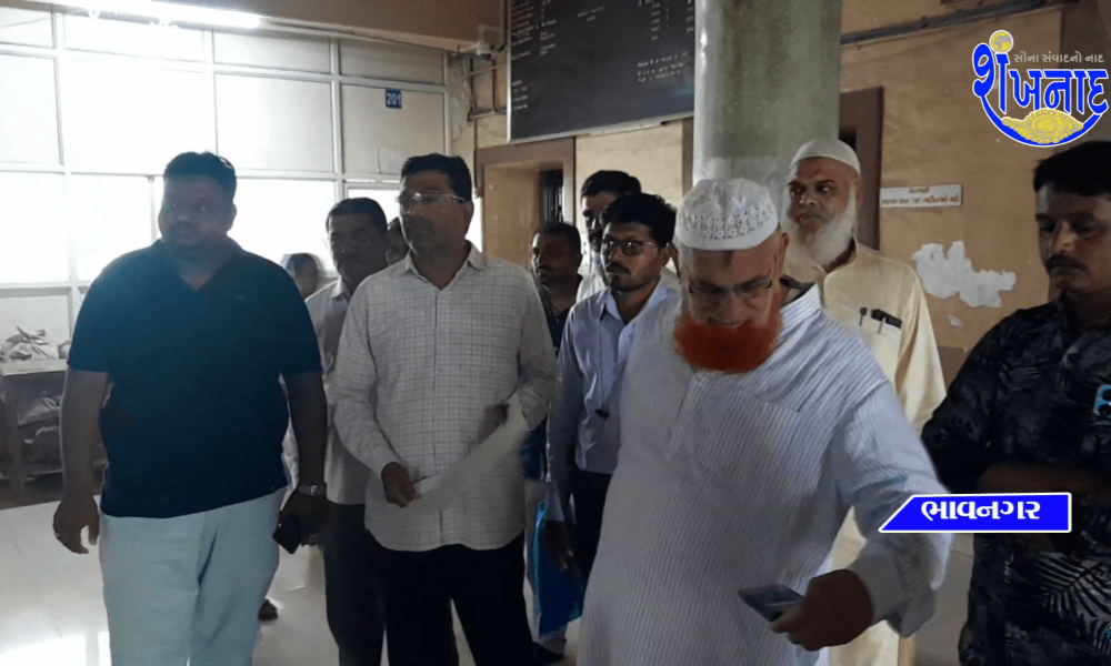 144 illegal constructions of 14 canals near Bhavnagar Ghogha Road were presented to the Commissioner's office.