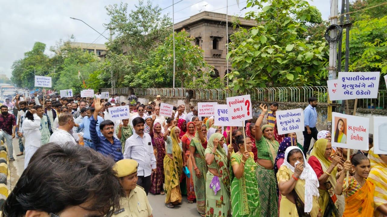 Death of a student in Palitana; The family and Koli Samaj took out a rally again today and were detained by the Collector's office while making a presentation