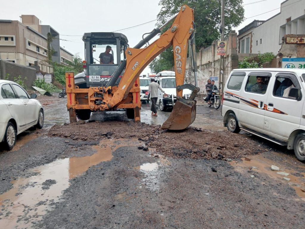 conch-impact-digging-of-potholes-started-on-the-roads-of-sihore-the-municipality-undertook-the-work