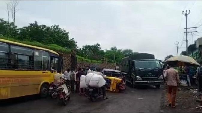 The road near Tana Chowkdi in Sihore broke down and the rickshaw overturned in the pit of death.