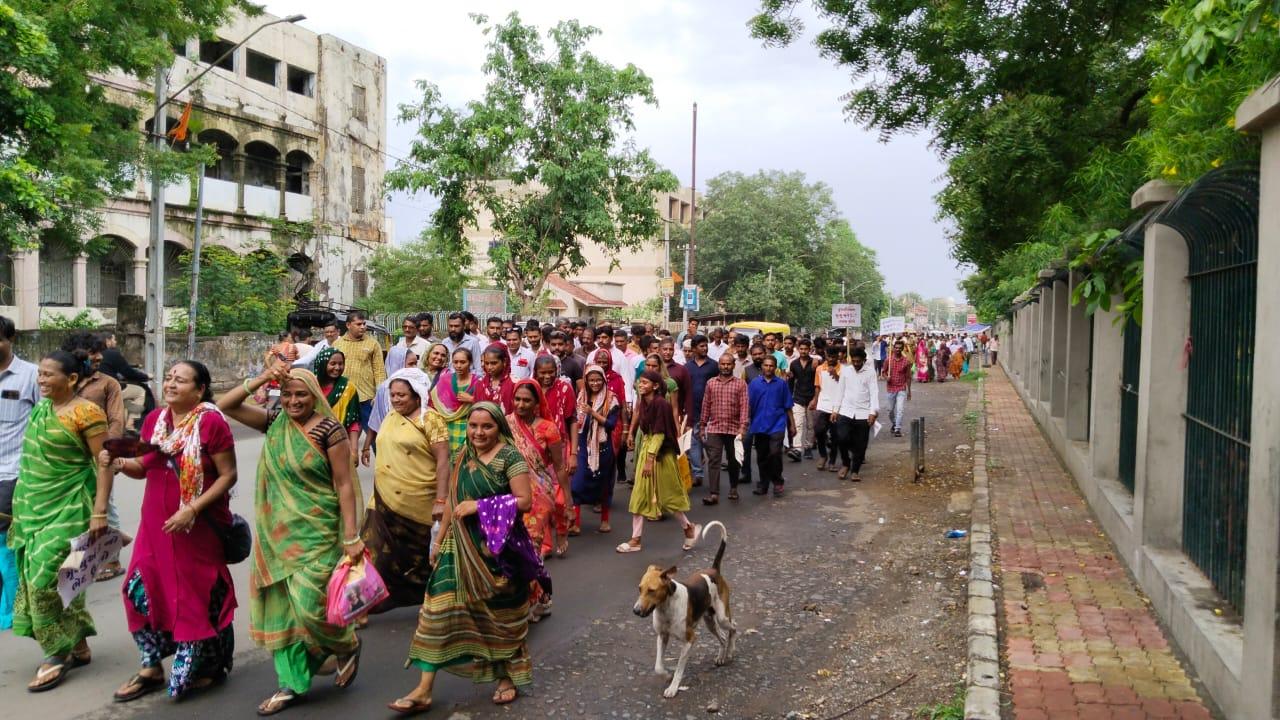 Death of a student in Palitana; The family and Koli Samaj took out a rally again today and were detained by the Collector's office while making a presentation