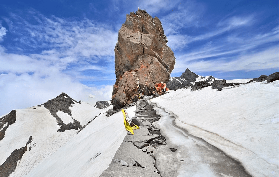 72 feet tall Shivlinga, a tougher climb than Amarnath, learn about this unique place