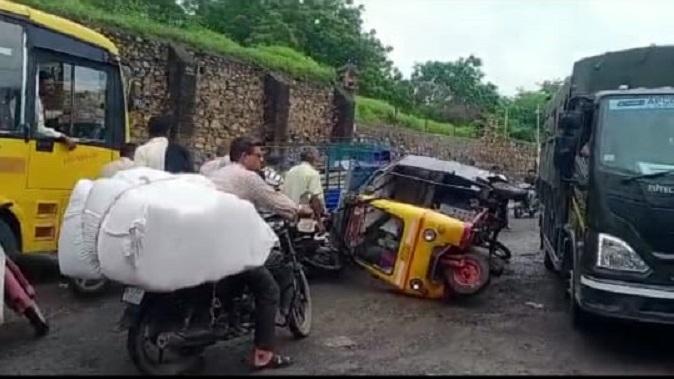 The road near Tana Chowkdi in Sihore broke down and the rickshaw overturned in the pit of death.