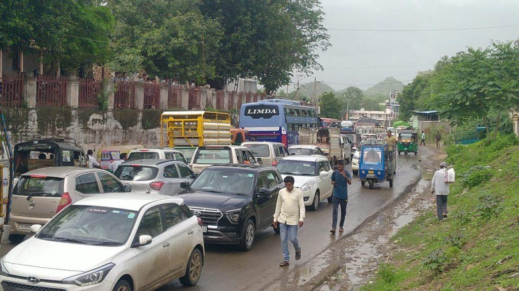 One and a half km traffic jam on the highway in Sihore; Long queue of vehicles from Tower Chowk to Rest House